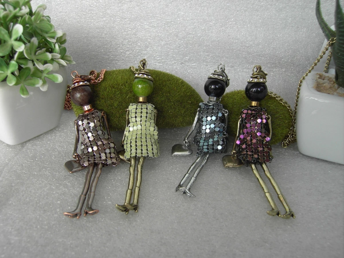 Collana con bambolina di ceramica vestito di lino ricamato a mano, ... | su MissHobby