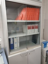 Schrank mit Glast&uuml;ren (Laborschrank), Laborm&ouml;bel