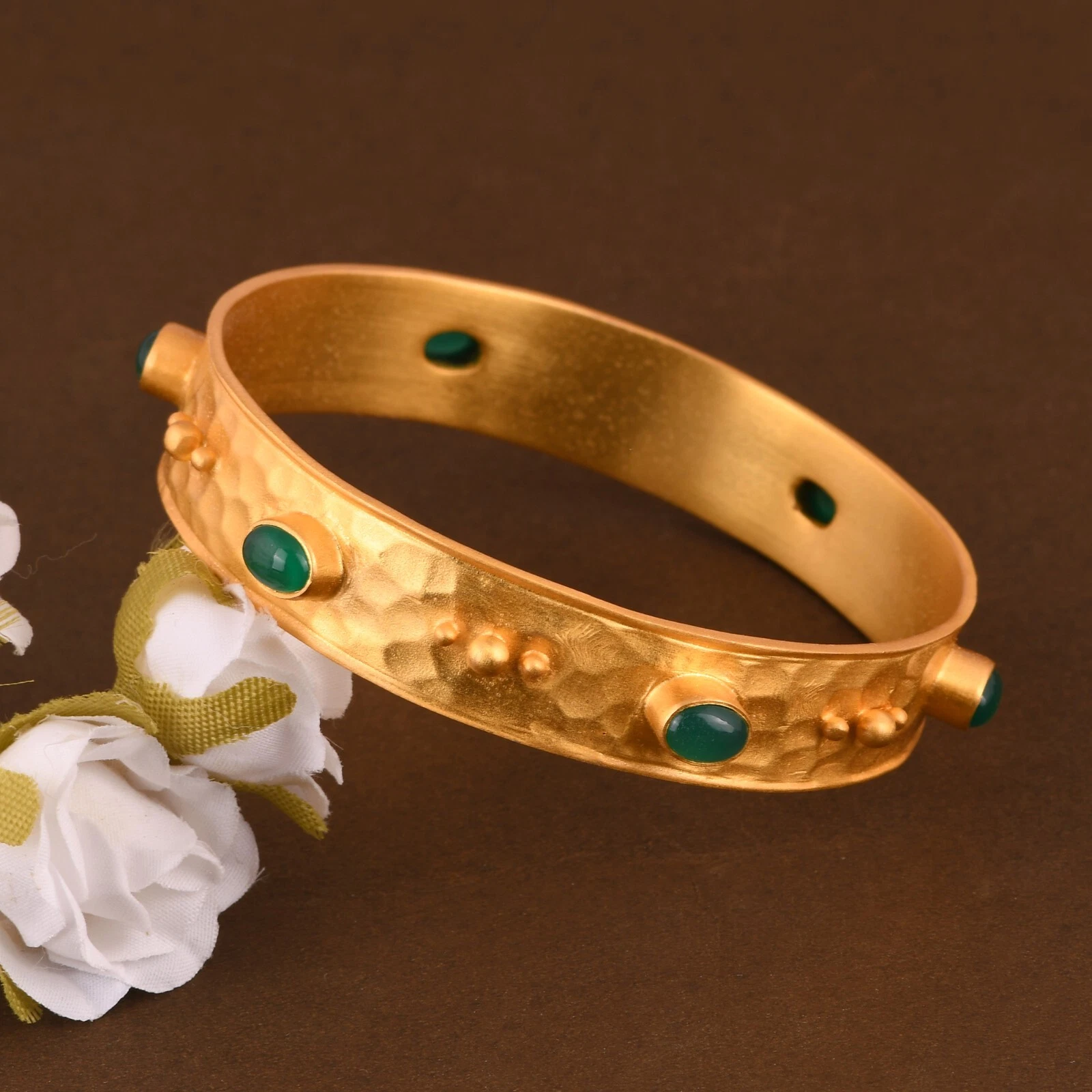 VALENTINO Bracciale tondo pietre preziose placcato oro fascia spessa multipietra ottone in onice