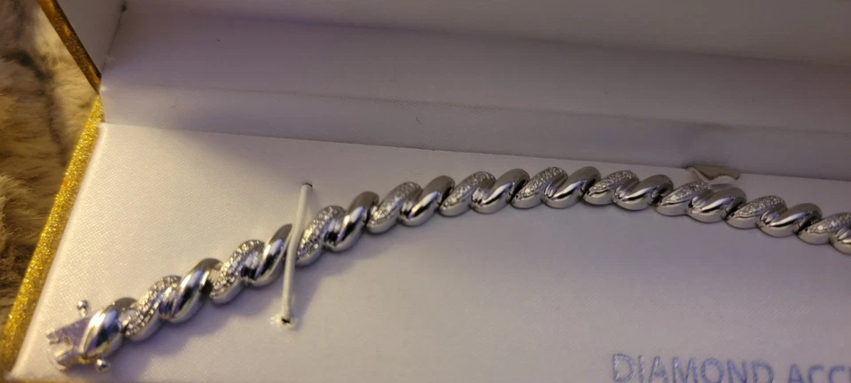 Brazalete enchapado en platino con detalles de diamantes Foto 3 de 4