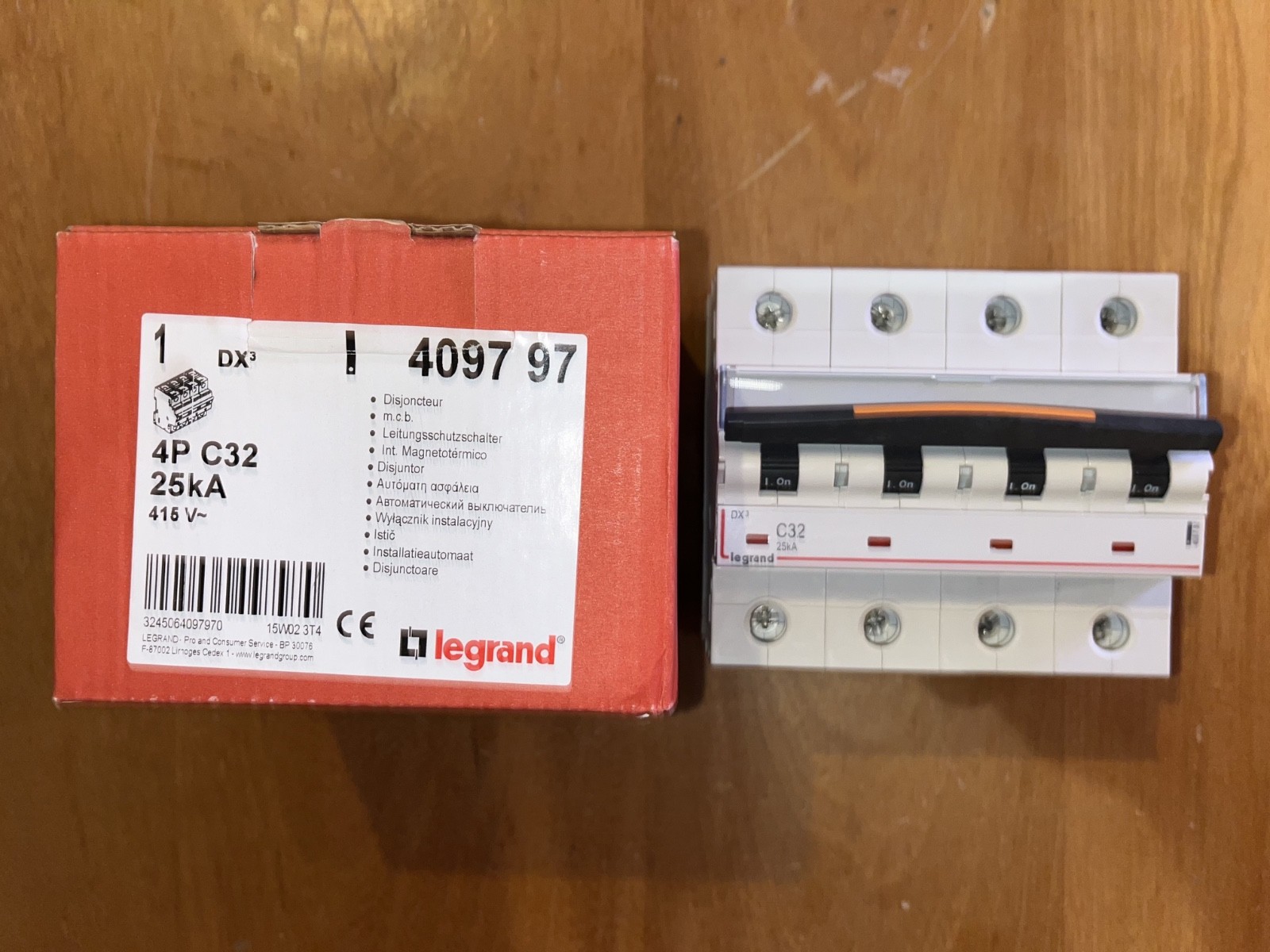 Disjoncteur tétrapolaire Legrand 409797 32A courbe C 25kA pour réseau triphasé