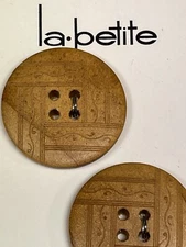 la petite Ornate Wood Round Brown 4-Hole Flat Buttons #267 ~ 1" (25mm) 2 Pack