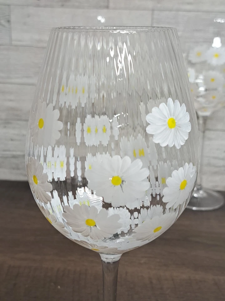 COPAS DE VINO PINTADAS A MANO MARGARITAS BLANCAS ACANALADAS TALLO LARGO 10" DE ALTO Foto 4 de 4