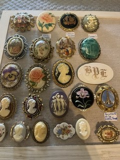 LOT OF 23 GOLD SILVER TONE 'CAMEO CAMEO LIKE' BROOCHES VINTAGE NOW
