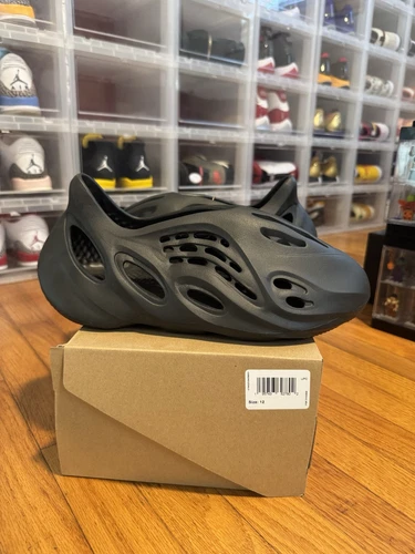 NUOVISSIMO Yeezy Foam Runner "Onyx" Taglia 12M **SPEDISCO AL PIÙ PRESTO**