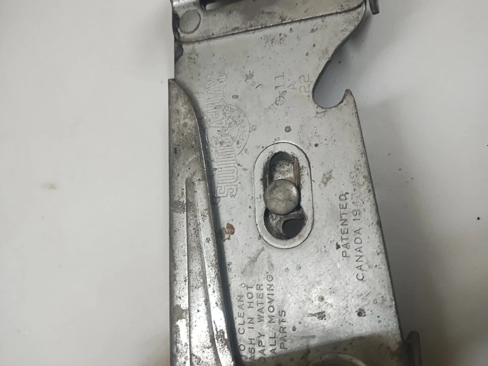 Abridor de latas de metal estilo montaje en pared vintage swing-a-way con abrebotellas Foto 3 de 4