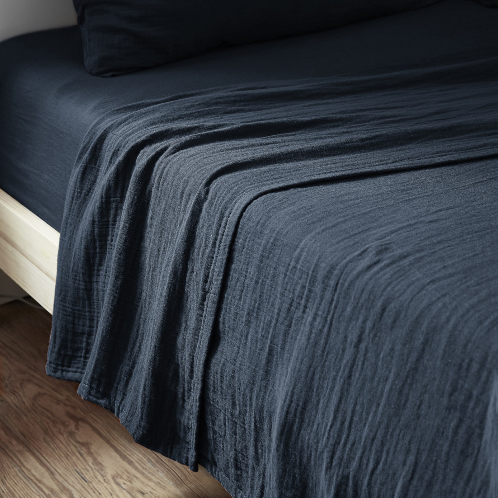 Drap plat 240x300 cm gaze de coton minuit pour des nuits fraîches en été