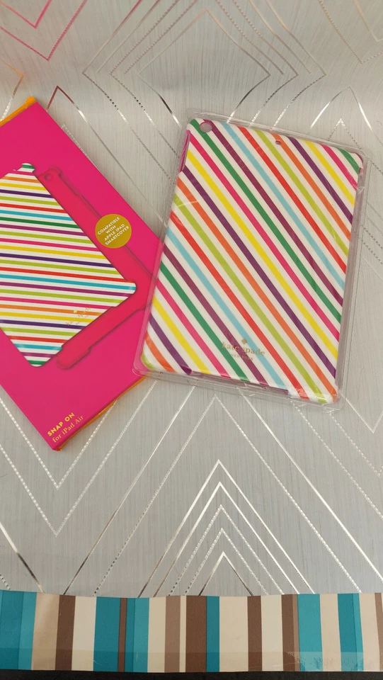 Nuevo en caja Kate Spade a rayas multicolores a presión iPad Air 16, 32, 64, 128 GB Foto 2 de 4