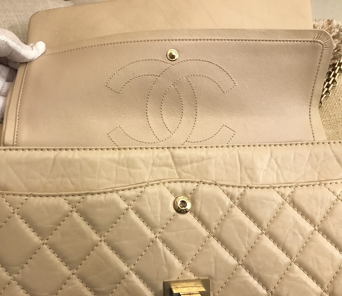 RARE CHANEL BEIGE 2.55 REISSUE 226 DOUBLE FLAP QUILTED BAG RARE CHANEL BEIGE 2.55 REISSUE 226 DOUBLE FLAP QUILTED BAG