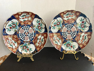 2 LARGE VINTAGE HAND PAINTED IMARI SCOLLOPED EDGE PLATES 12" .JAPANE .