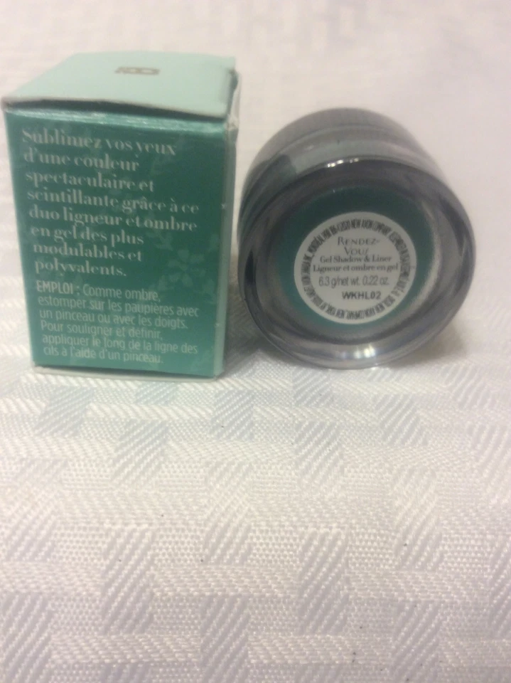 Sombra y delineador en gel Avon Rendez-Vous en FASCINATE ENCANTMENT 0,22 oz. Foto 3 de 4