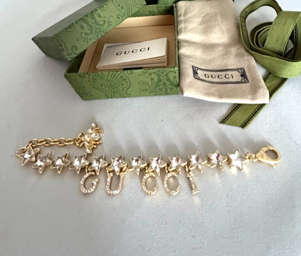 Bracciale Gucci GG Motivo Ape Pendente in Ottone Invecchiato—Regolazione 6”.