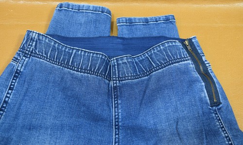 CAbi STRETCH Elastic Waist Pull On Ultra Comfort Skinny Jeans Sz 2 Side Zip - Picture 3 of 7