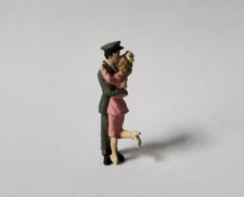 Arttista #1207 - Soldier Kissing Girlfriend - O Scale Figure - Model Trains  NEW