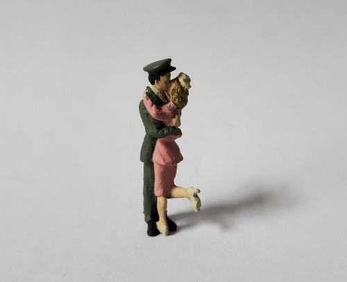 Arttista #1207 - Soldado Besándose Novia - Figura Escala O - Modelo Trenes NUEVO | Condition: New
