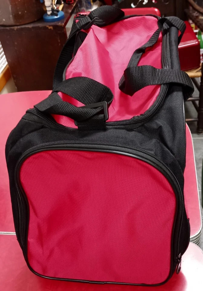 Bolso Deportivo PUMA, Rojo/Negro, Con Correa para el Hombro, 18" de Largo, Excelente Estado Foto 4 de 4