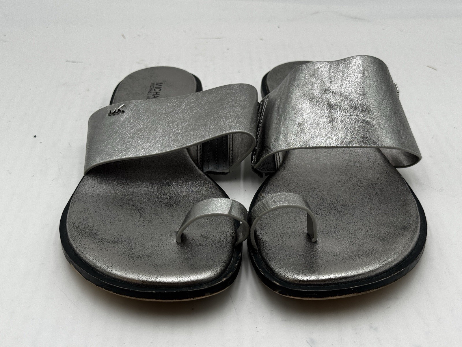 Michael Kors August Toe Loop Flat Sandals Women's Size 9.5 Silver Leather   thumbnail 4