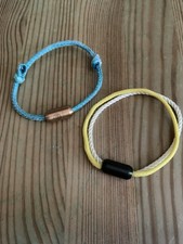 Zwei Armbänder von Bracenet, zusammen Preis ...