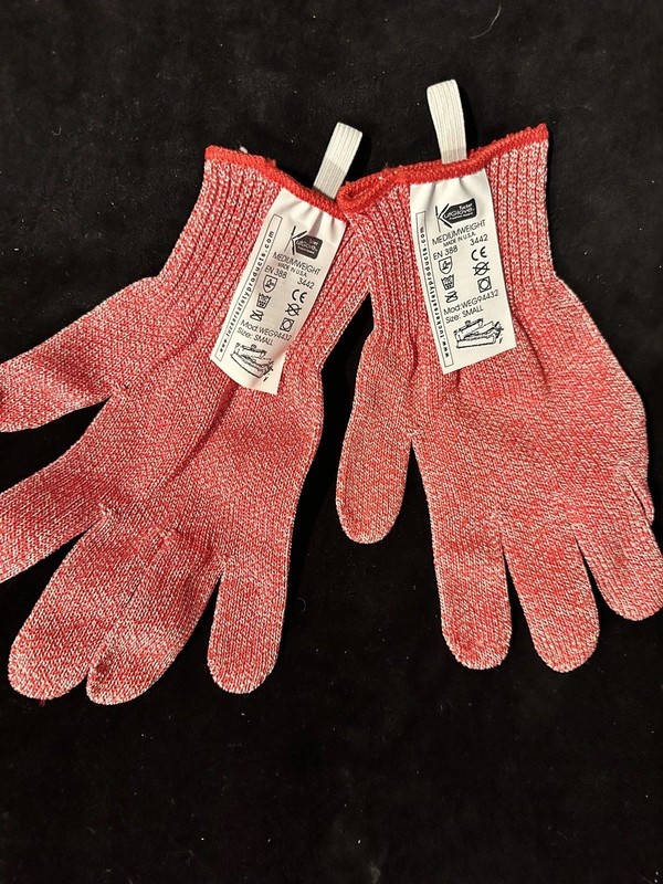 2 New Tucker KutGlove Safety Cut Resistance Red Size Large WEG94434