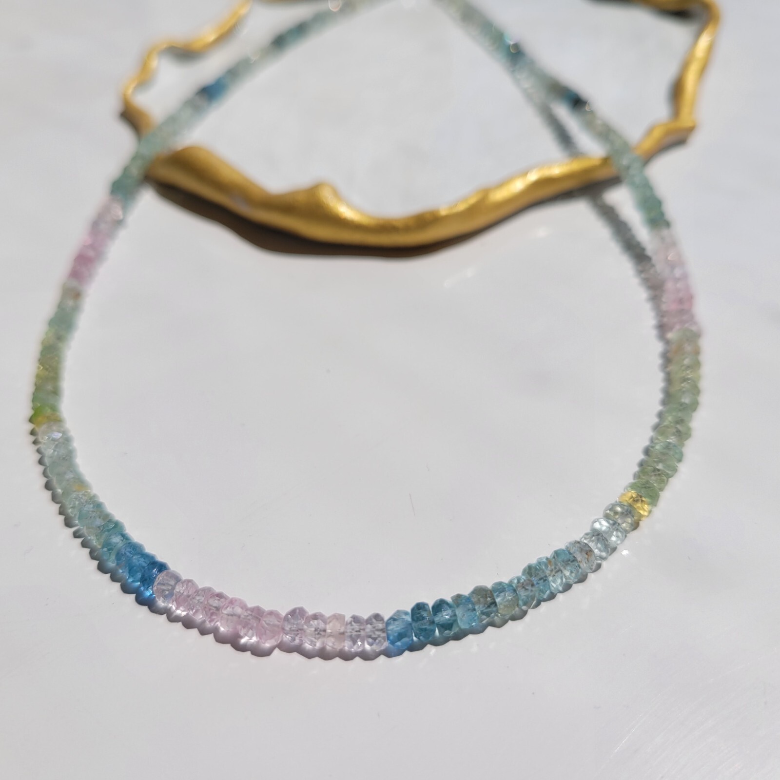 Collier aigue-marine délicat pour illuminer vos tenues d'été en morganite