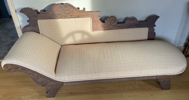 ANTIQUE VICTORIAN 19th CENTURY HAND CARVED FAINTING COUCH