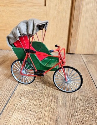 Kleines handgefertigtes Singapur Tuk Tuk aus Holz