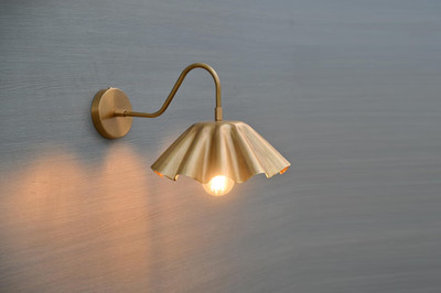Handgefertigte Messing Wandleuchte mit geriffeltem Schirmschirm - Vintage-ins...