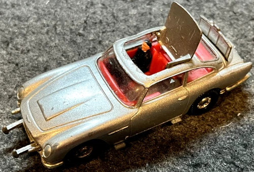 VINTAGE CORGI TOYS JAMES BOND 007 SILVER ASTON MARTIN DB5 MADE IN GT BRITAIN