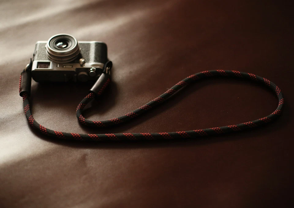 Correa para cámara cuerda de escalada negra y roja hecha a mano - Windmup Foto 4 de 4