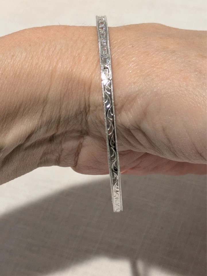 Brazalete grabado Tacori de plata de ley con fila de canales conjunto de circonitas cortadas baguette. Foto 3 de 4