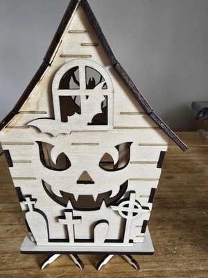 Halloween gruseliges Spukhaus aus Holz kann eine LED-Kerze halten, schieben Sie die Tür nach oben