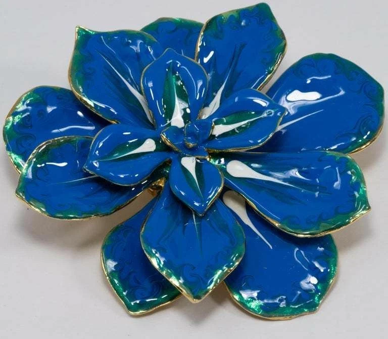 Broche prendedor KJL Kenneth Jay Lane flor floreciente esmalte azul y blanco en dorado Foto 2 de 4