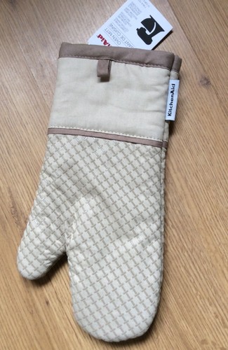bnwt kitchenaid beige oven mitt with textured silicone grip