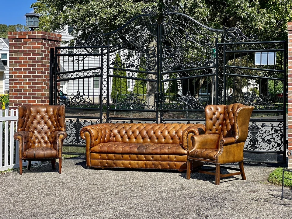 复古 20 世纪 30 年代英国塔夫特皮革切斯特菲尔德沙发和高靠背椅 — 第 2/4 张图片