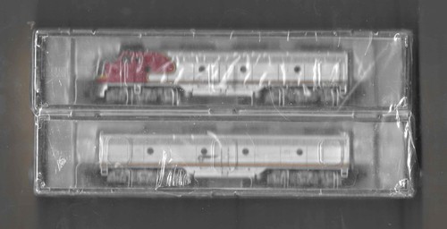 Life-Like N-Scale Pair E8/9 Loco AT & SF Powered & Dummy 83L & 83A #7828 SEALED