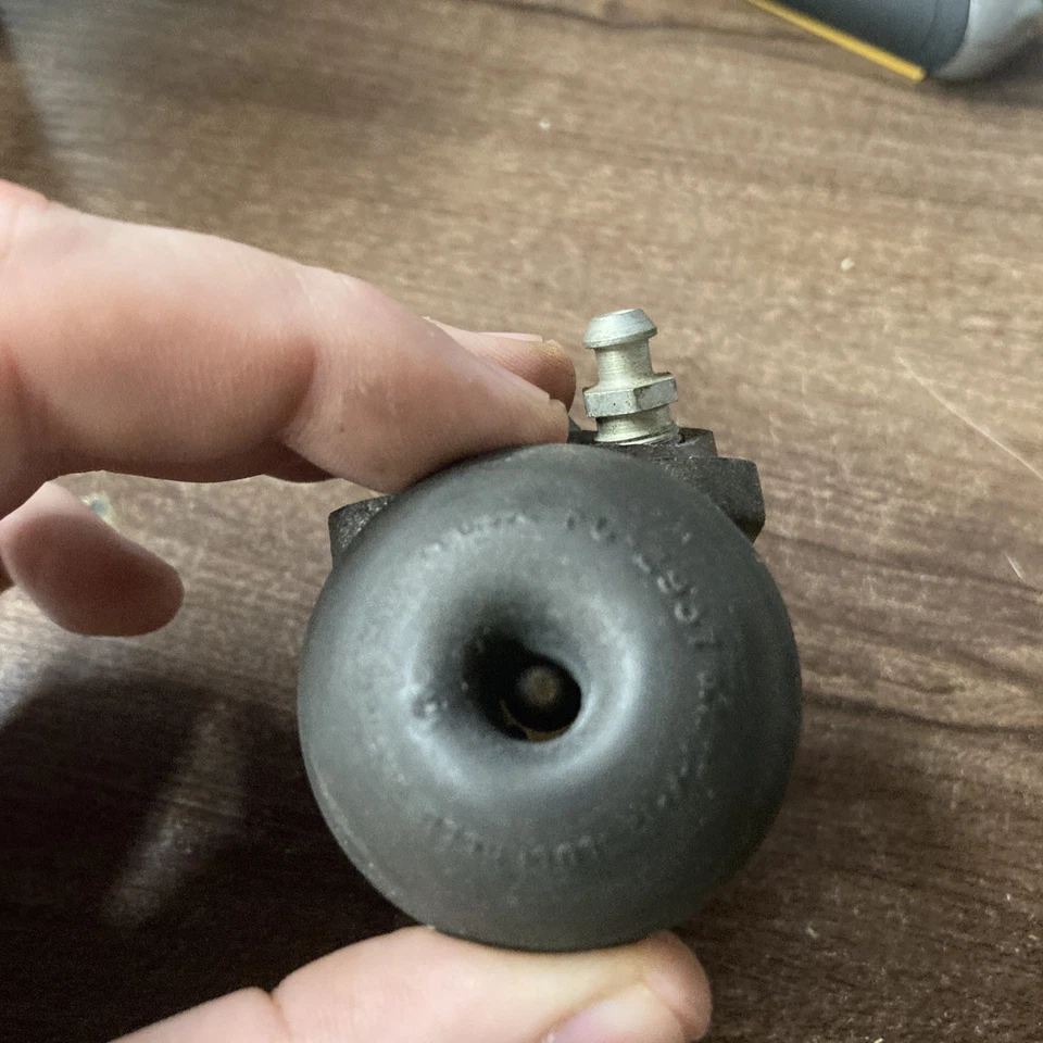 1961-1963 Buick Skylark Special & Oldsmobile Front Left Wheel Cylinder - Image 4 of 4