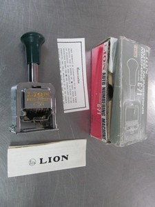 VINTAGE LION AUTO NUMBERING MACHINE MODEL C-71 CHROME with ORIGINAL BOX