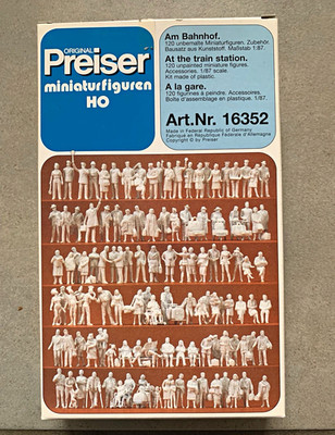 Preiser 16352 H0 120 unbemalte Figuren am Bahnhof