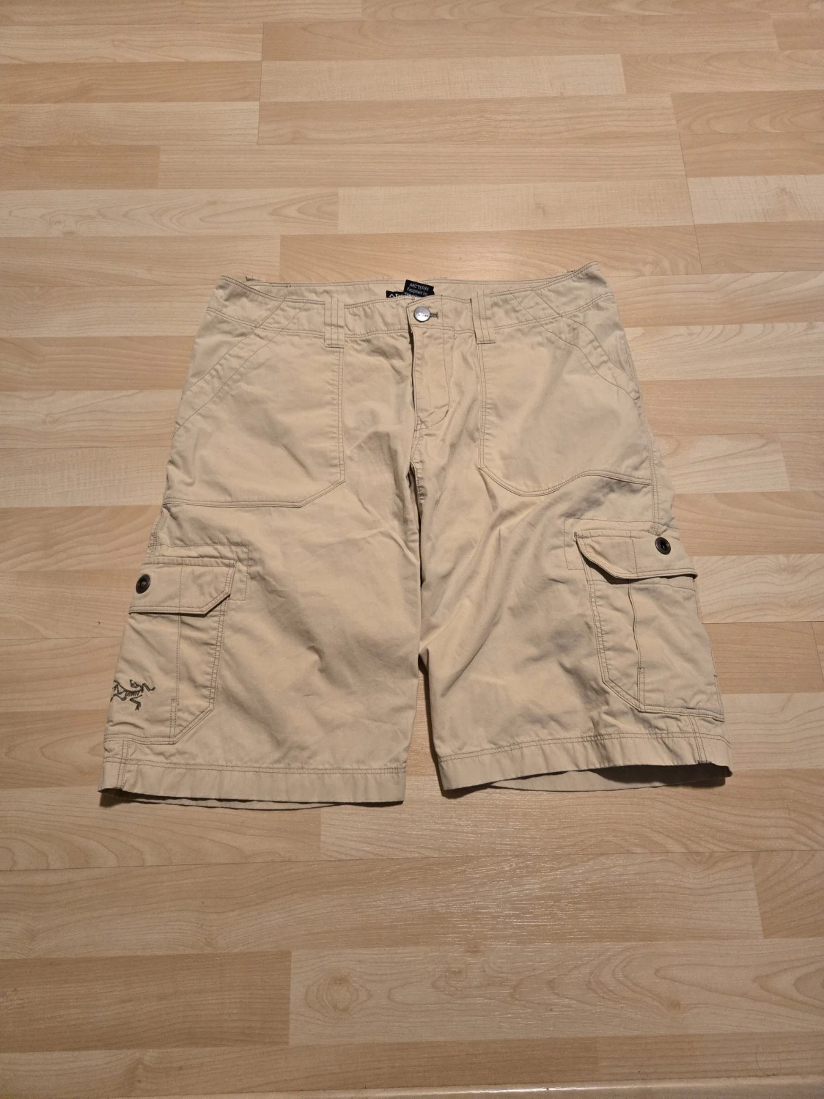 Vintage Y2K Arcteryx Women’s Witness Long Cargo Chino Shorts Size 8