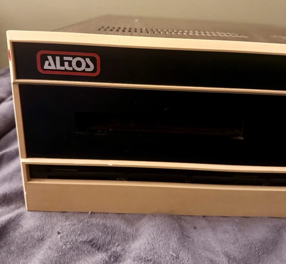 Raro sistema informático multiusuario vintage Altos 68000 retro Unix como está encendido Foto 2 de 4