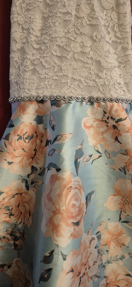 Vestido Speechless Big Girls Talla 16 Ajuste Sin Mangas + Acampanado Marfil Como Nuevo Alto Bajo Usado en Excelente Condición Foto 2 de 4