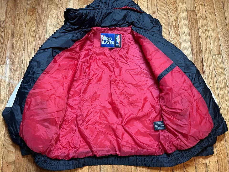 VTG 90’s Chicago Bulls Pro Player NBA Jordan Era Puffer Jacket Men’s Medium - Image 4 of 4