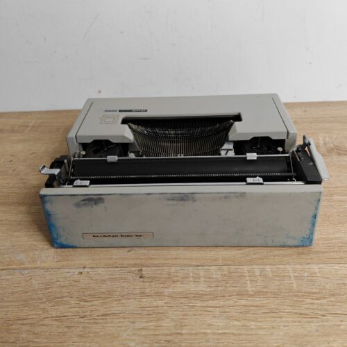 Olivetti Dora Portable Typewriter - Picture 5 of 15