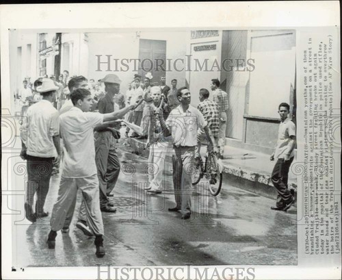 1961 Press Photo Youths demonstrate in Ciudad Trujillo, Dominican Republic - 第 1/2 張圖片