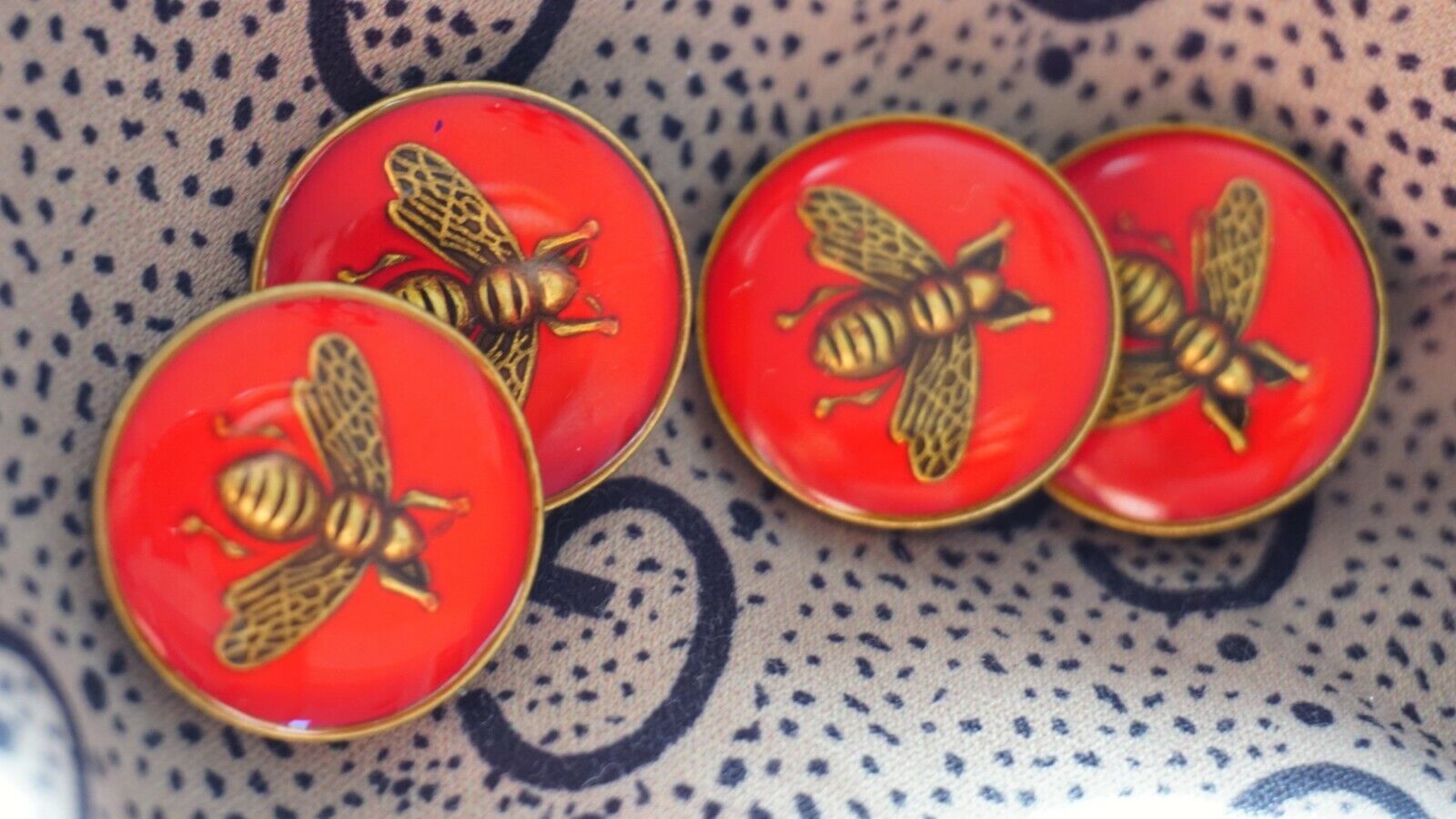 100% GUCCI Buttons 4 pieces Size 18 mm   gold GG  💗💗💗bees red