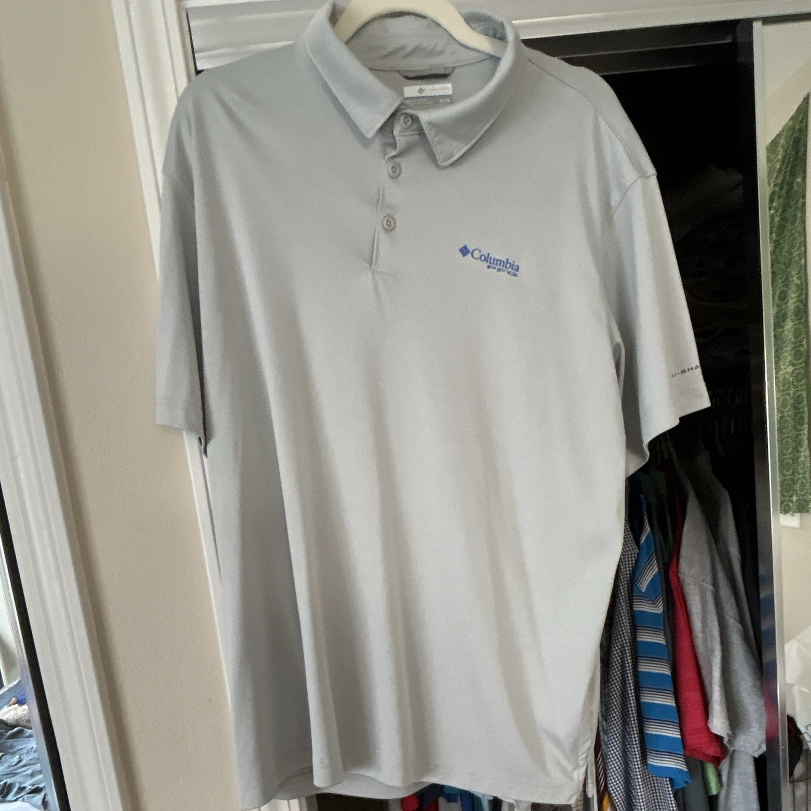 Columbia Men's XL Solid Gray Short Sleeve Collared Polo Button Logo