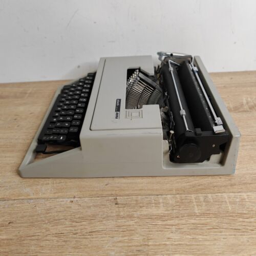 Olivetti Dora Portable Typewriter - Picture 7 of 15