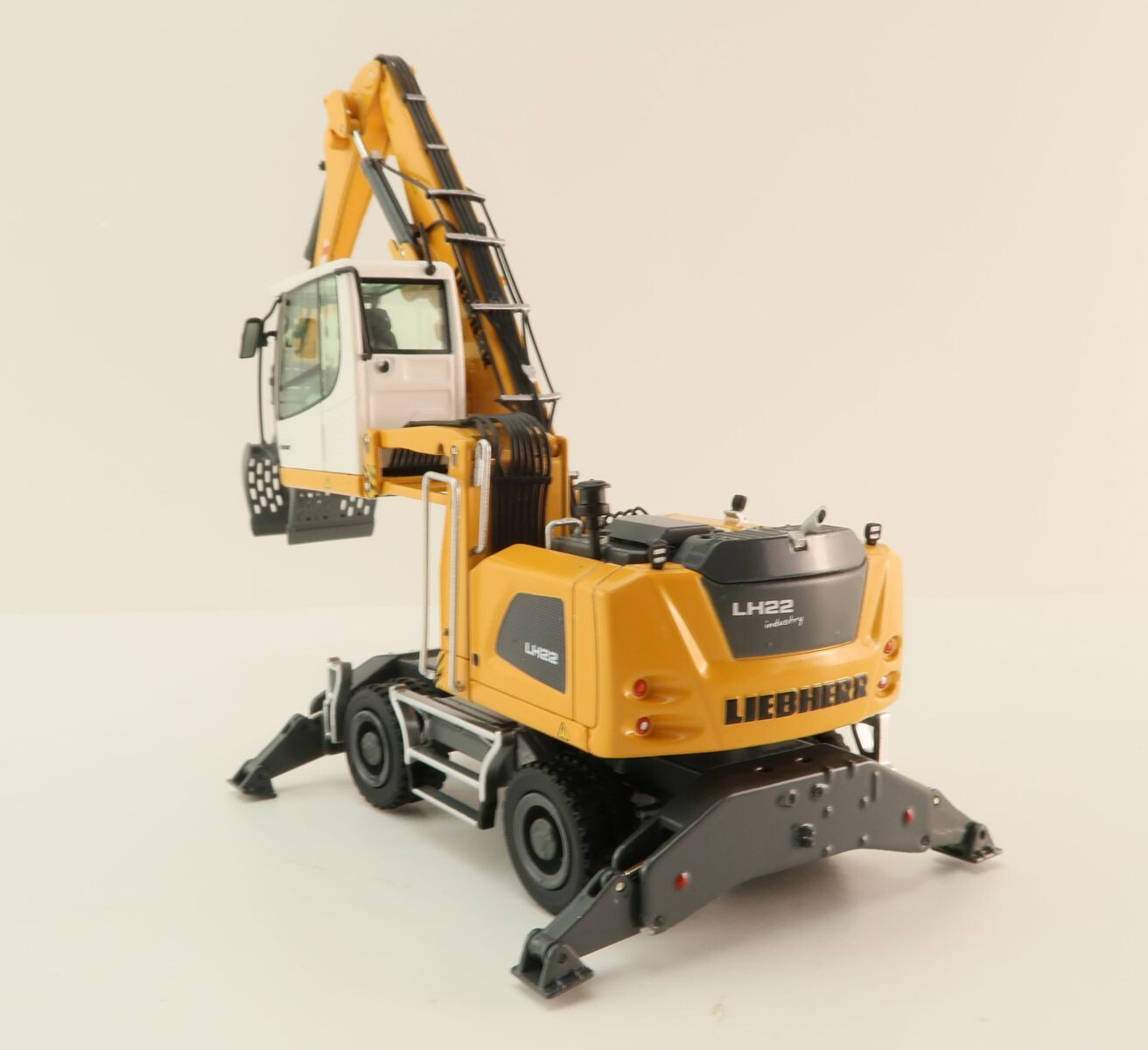 nzg-1001-1-liebherr-lh-22-mobile-material-handler-version-2022-scale