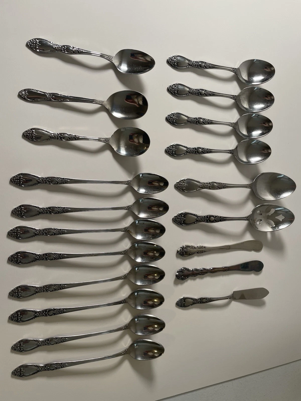 Oneida HUNTINGTON Deluxe Stainless Soup Spoons Serving Ice Tea Teaspoons, Butter