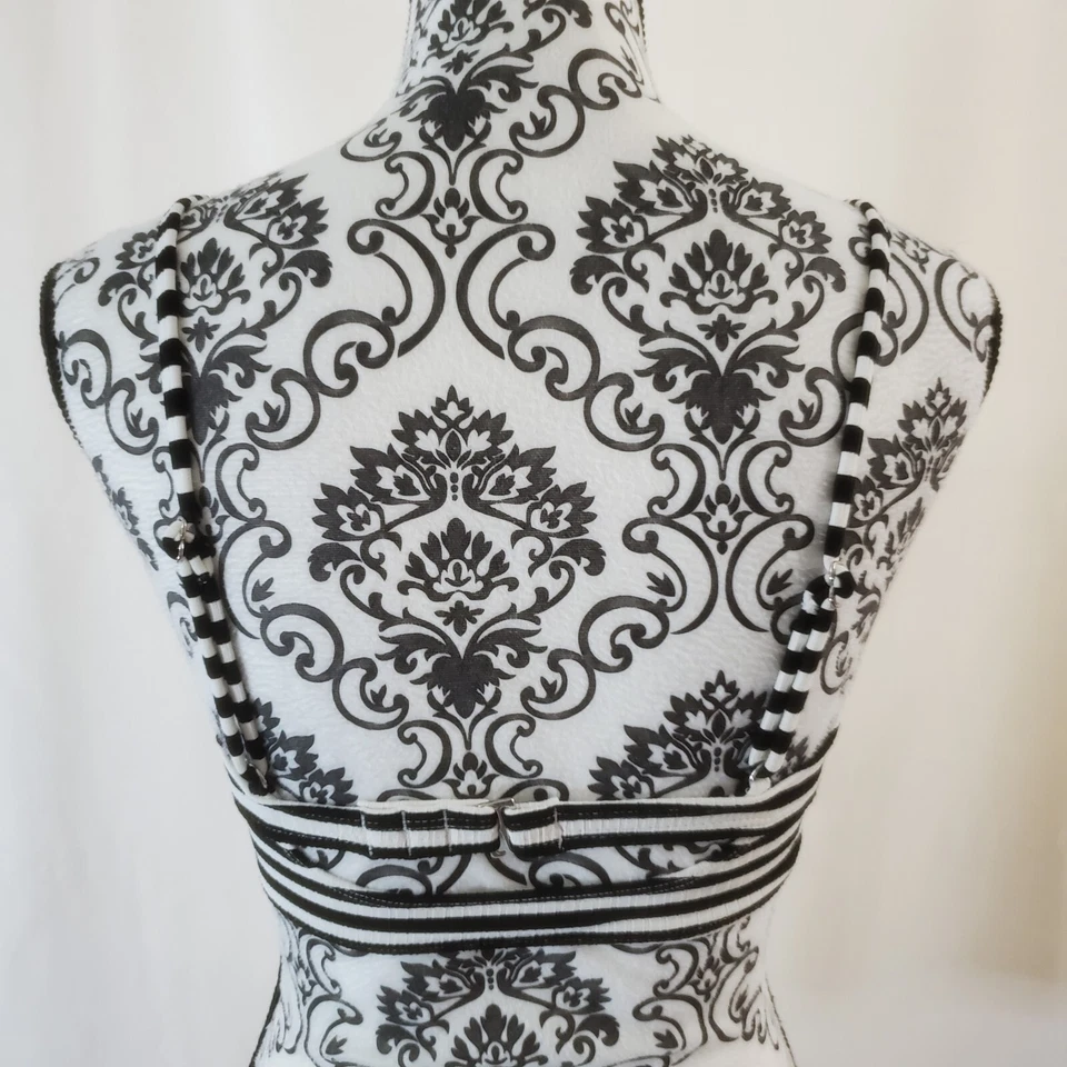 Top deportivo recortado a rayas blanco y negro talla pequeña Foto 4 de 4